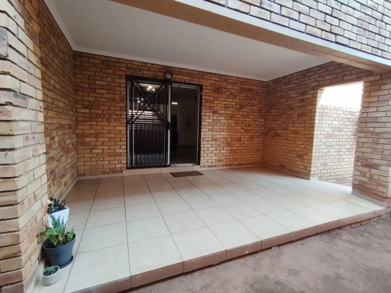 Beautifully Renovated, Spacious 183m2, 3 bedroom unit in Ruimsig Manor