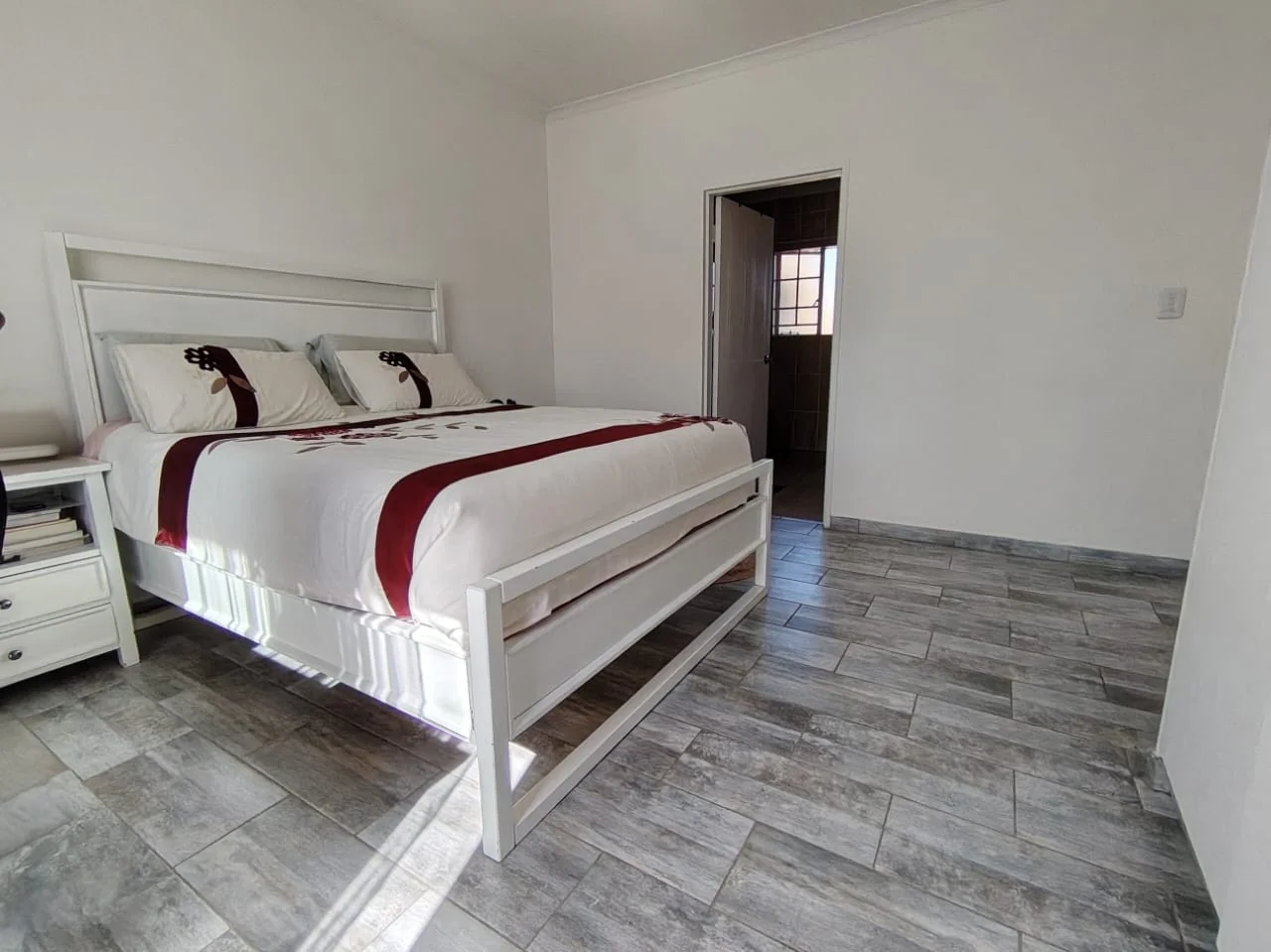 Beautifully Renovated, Spacious 183m2, 3 bedroom unit in Ruimsig Manor