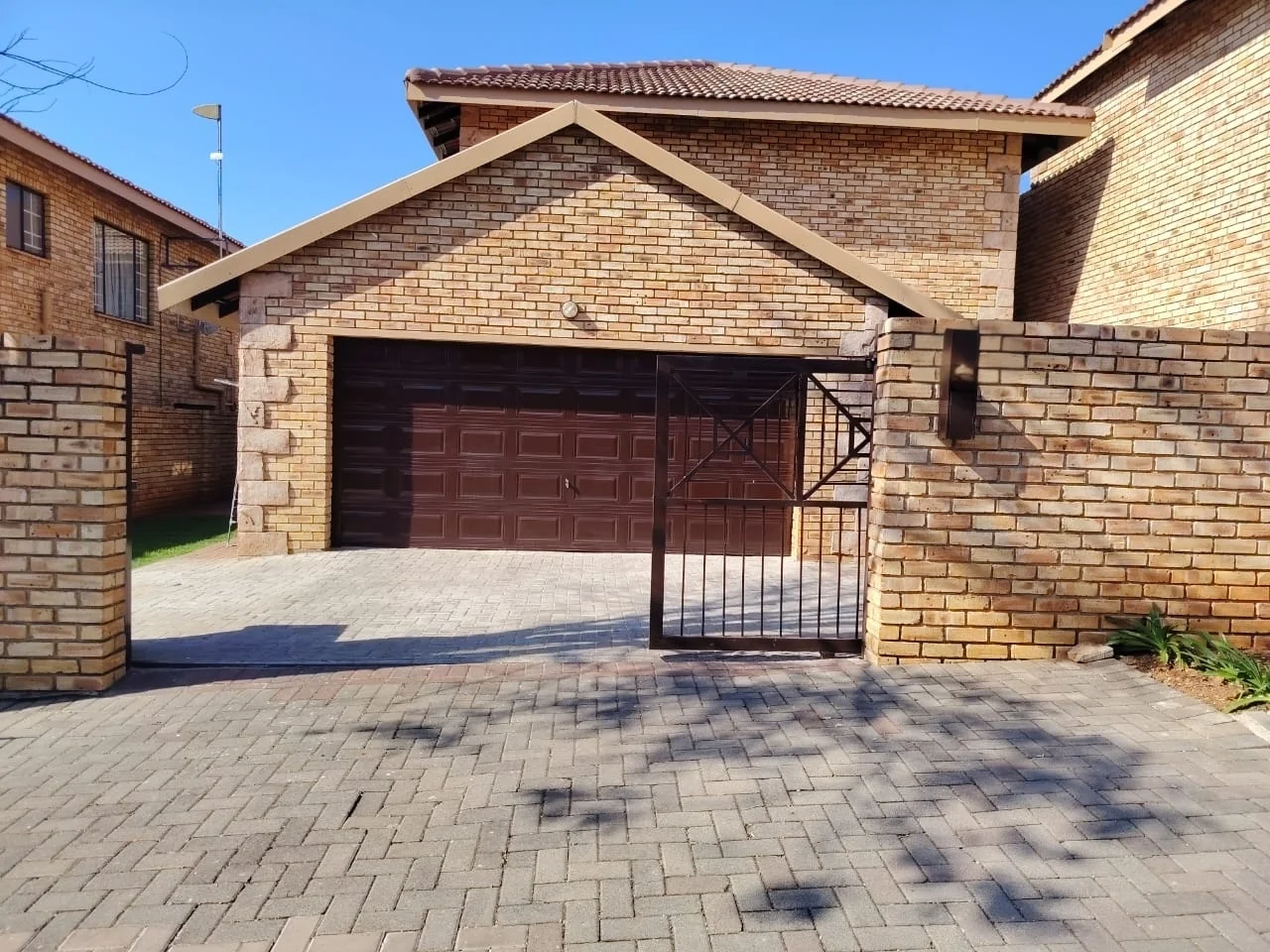 Beautifully Renovated, Spacious 183m2, 3 bedroom unit in Ruimsig Manor