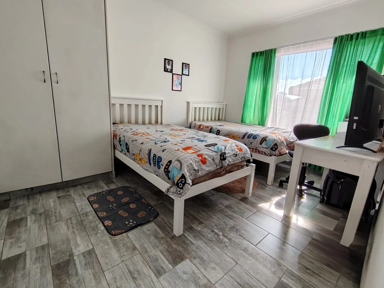 Beautifully Renovated, Spacious 183m2, 3 bedroom unit in Ruimsig Manor
