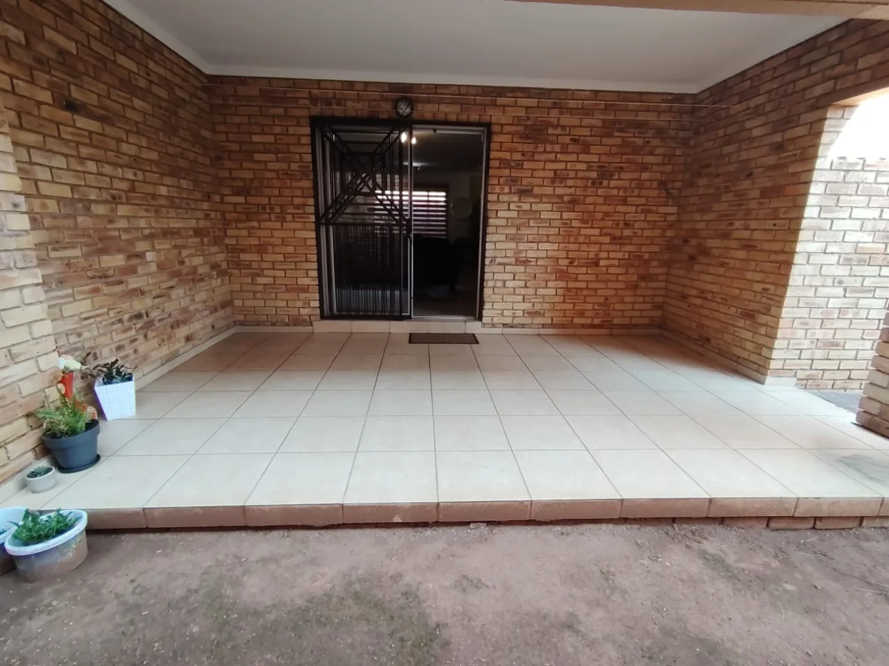 Beautifully Renovated, Spacious 183m2, 3 bedroom unit in Ruimsig Manor